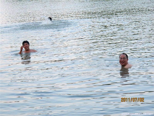 这3位也很会享受，南北湖中畅游。。。
