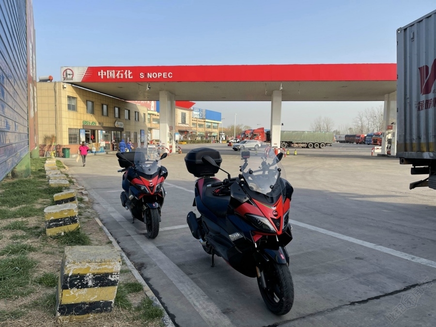 一口气跑了220公里，在吴圩服务区加油。