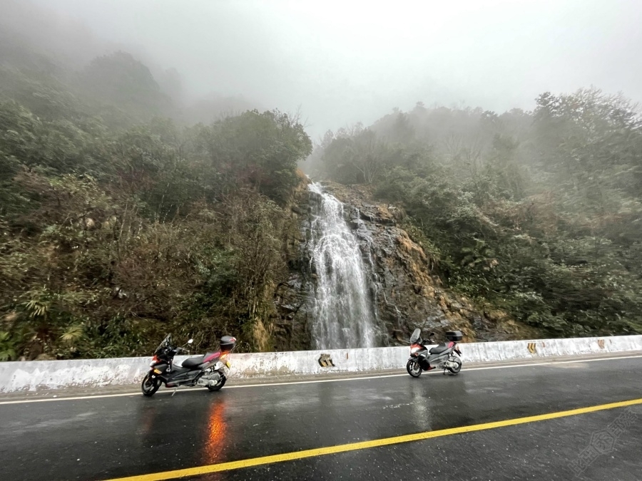 右龙瀑布位于海拔1618米的皖赣交界五股尖脚下的休宁县右龙村，高度40多米，最宽处有20来米