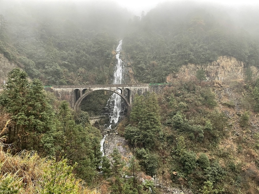 该瀑布位于右龙村境内海拔1618米的五股尖内，是新安江、钱塘江、富春江的三江源头。